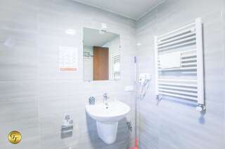 Отель Hotel Green Town Кутаиси Двухместный номер с 2 отдельными кроватями и видом на горы-1