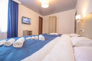 Отель Hotel Green Town Кутаиси Трехместный номер с ванной комнатой-2