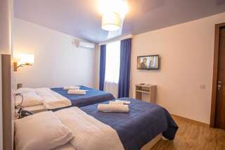 Отель Hotel Green Town Кутаиси Трехместный номер с ванной комнатой-3