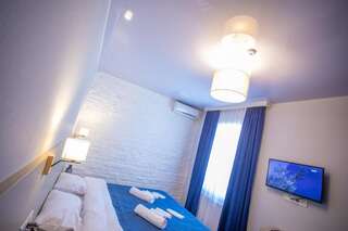 Отель Hotel Green Town Кутаиси Трехместный номер с собственной ванной комнатой-1