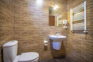 Отель Hotel Green Town Кутаиси Двухместный номер с 1 кроватью и видом на горы-2