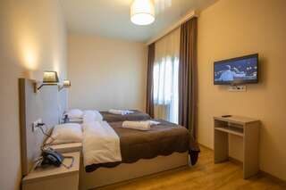 Отель Hotel Green Town Кутаиси Двухместный номер с 1 кроватью или 2 отдельными кроватями и террасой-2