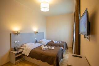 Отель Hotel Green Town Кутаиси Двухместный номер с 1 кроватью или 2 отдельными кроватями и террасой-3