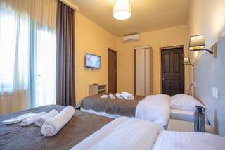 Отель Hotel Green Town Кутаиси Двухместный номер с 1 кроватью или 2 отдельными кроватями и террасой-4