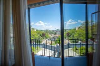 Отель Hotel Green Town Кутаиси Двухместный номер с 1 кроватью или 2 отдельными кроватями и террасой-5