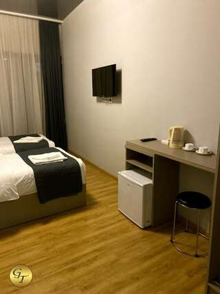 Отель Hotel Green Town Кутаиси Двухместный номер с 2 отдельными кроватями и террасой-1