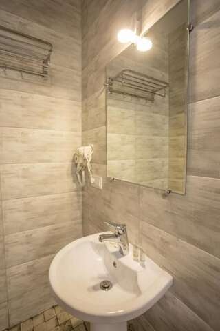 Отель Hotel Green Town Кутаиси Двухместный номер с 1 кроватью или 2 отдельными кроватями и террасой-6