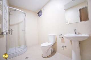 Отель Hotel Green Town Кутаиси Номер с кроватью размера "king-size" и видом на сад-1